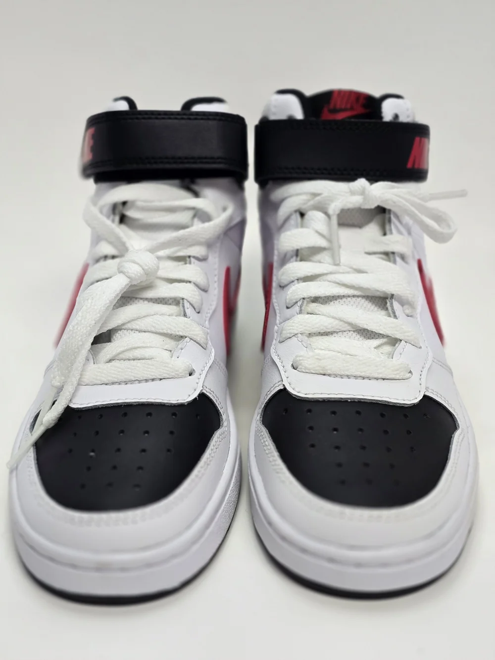 Nike Kids Black and White Sneaker - US 4Y